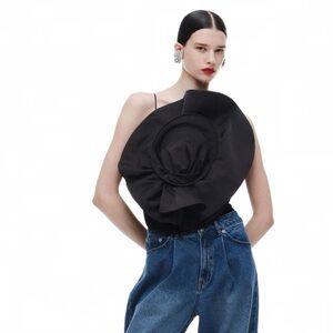 MAGDA BUTRYM H&M
GATHERED TOP WITH ROSE APPLIQUÉ